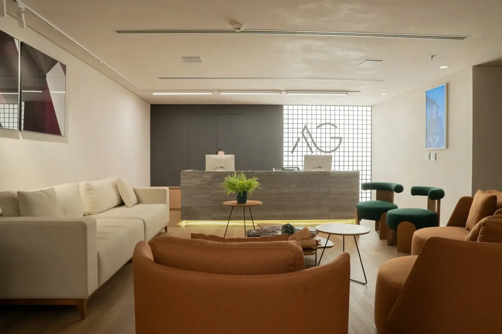 Recepção do Instituto AG, com sofá, poltronas e balcão de atendimento